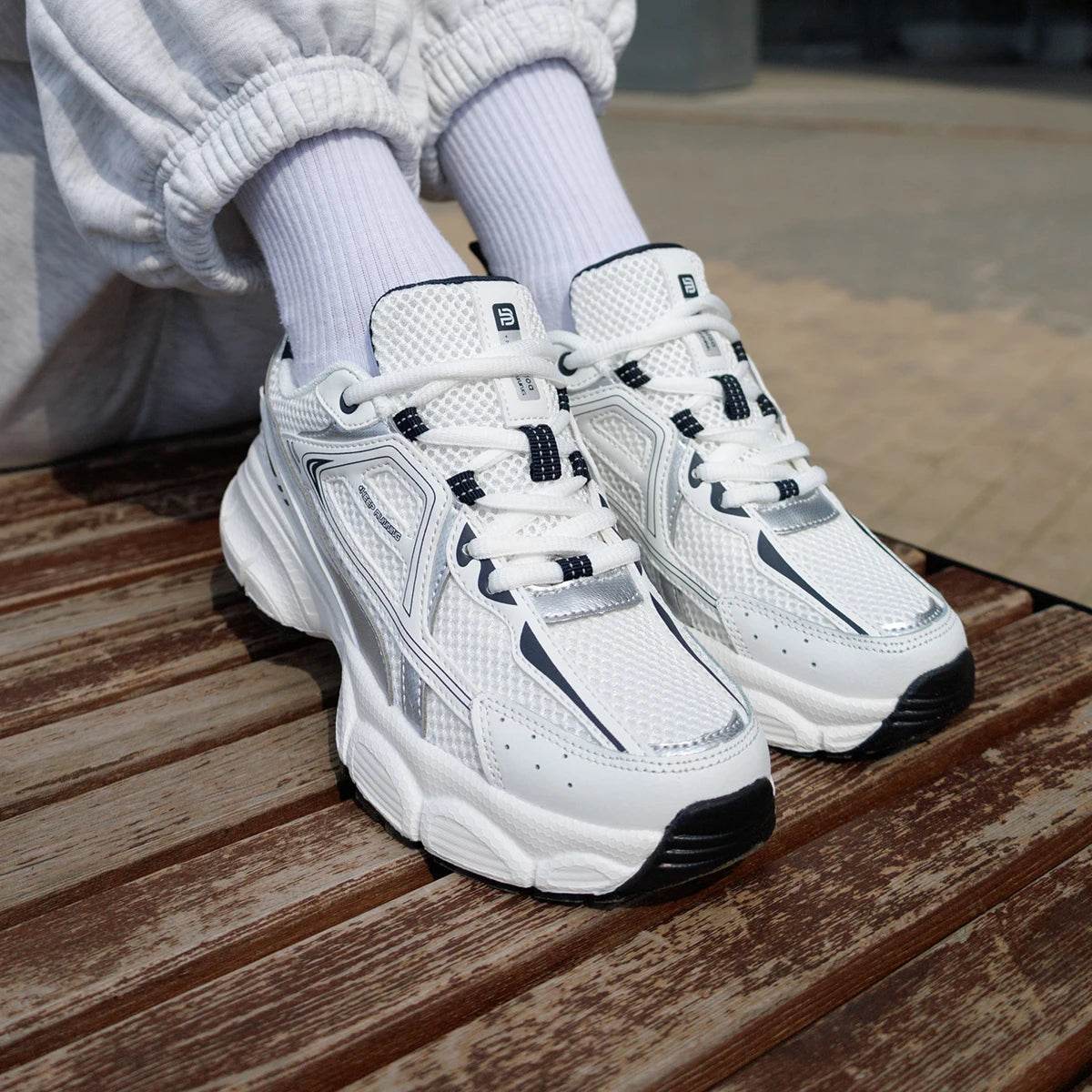Women's Lightweight Mesh Jogging Sneakers — product view