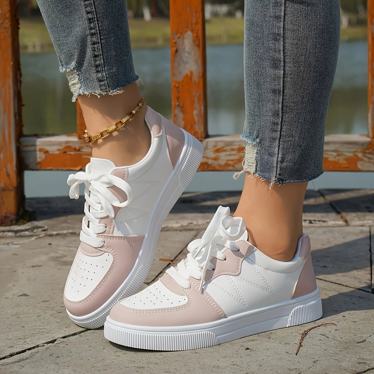 Women's Lightweight Lace-Up Sports Sneakers — product view