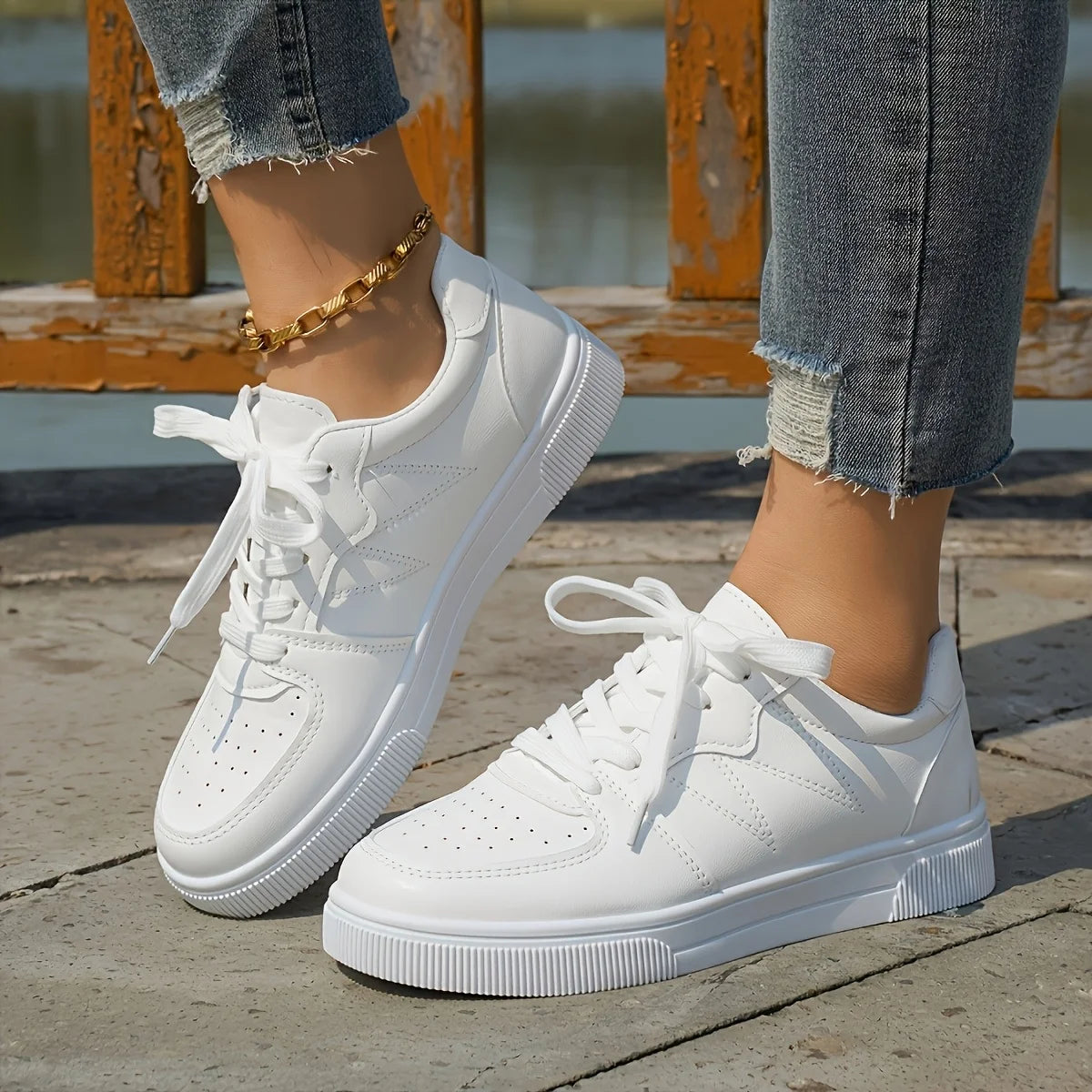 Women's Lightweight Lace-Up Sports Sneakers — product view